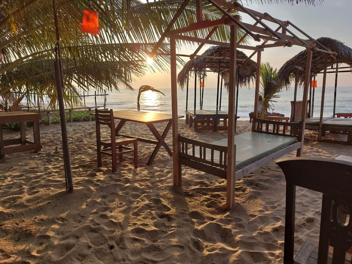Blue Horizon Beach Hotel Tangalle Esterno foto